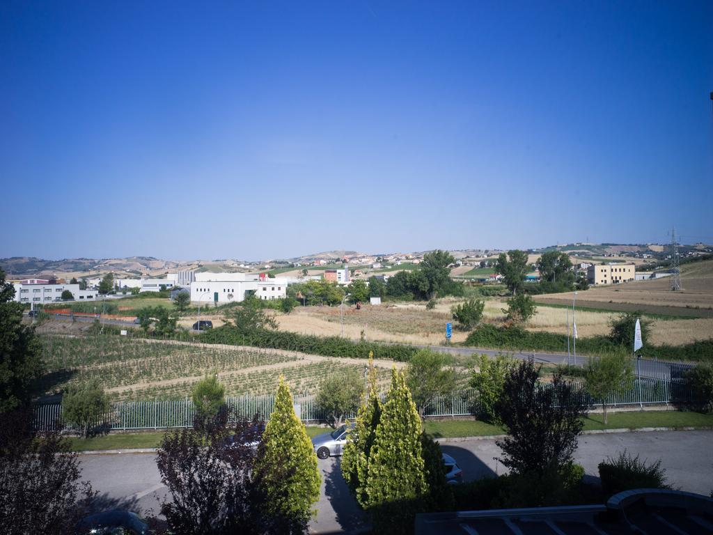 Hotel Select Atessa Exterior photo